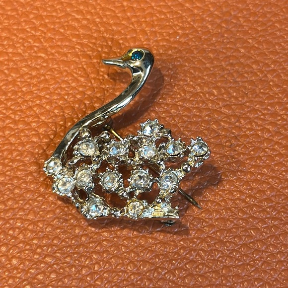 Vintage Swan Brooch  emerald eye  Rhinestone Gold Tone 60s Retro - Picture 1 of 6